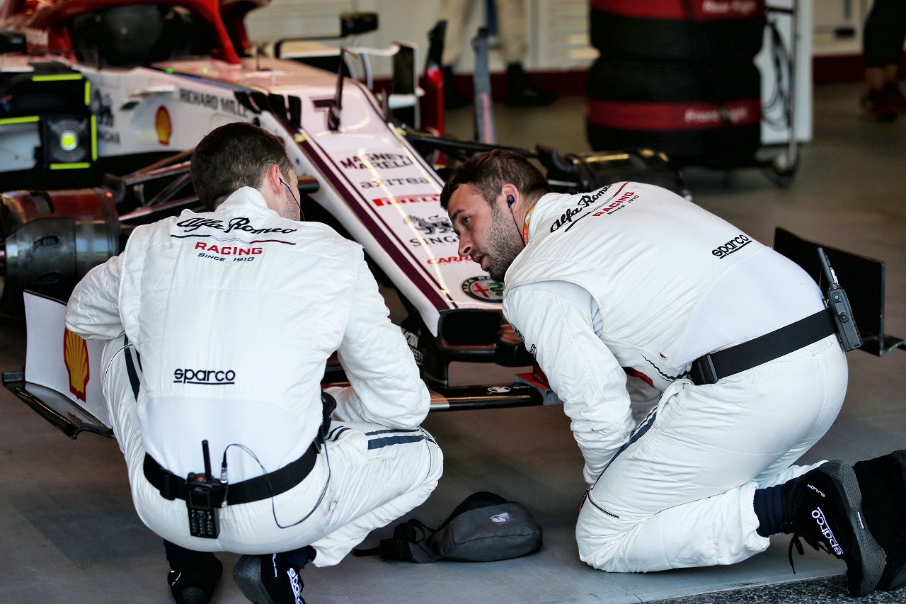 【関連写真】2019年F1第4戦アゼルバイジャンGP　キミ・ライコネン（アルファロメオ）のマシンの作業を行うメカニックたち