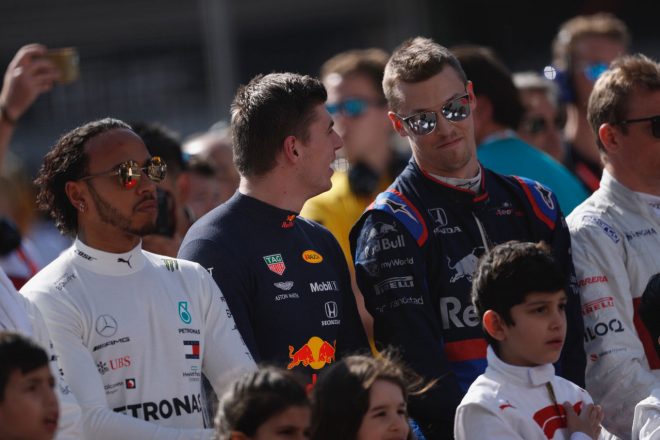 2019年F1第4戦アゼルバイジャンGP　ダニール・クビアトと談笑するマックス・フェルスタッペン