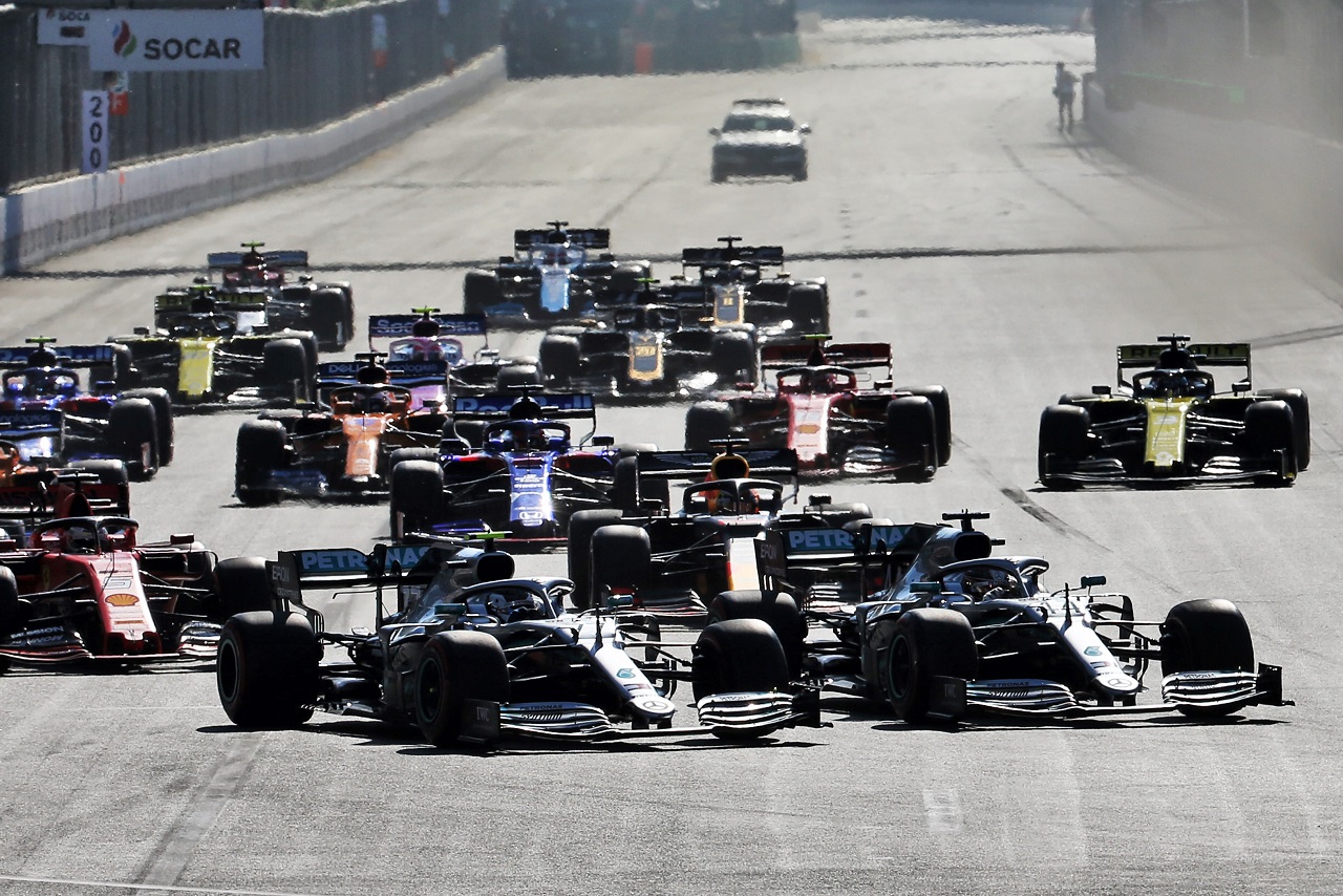 2019年F1第4戦アゼルバイジャンGPスタート直後に争うボッタスとハミルトン（メルセデス）