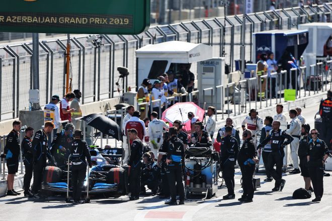2019年F1第4戦アゼルバイジャンGP　ロバート・クビサ（ウイリアムズ）のスタートの準備をするメカニックたち