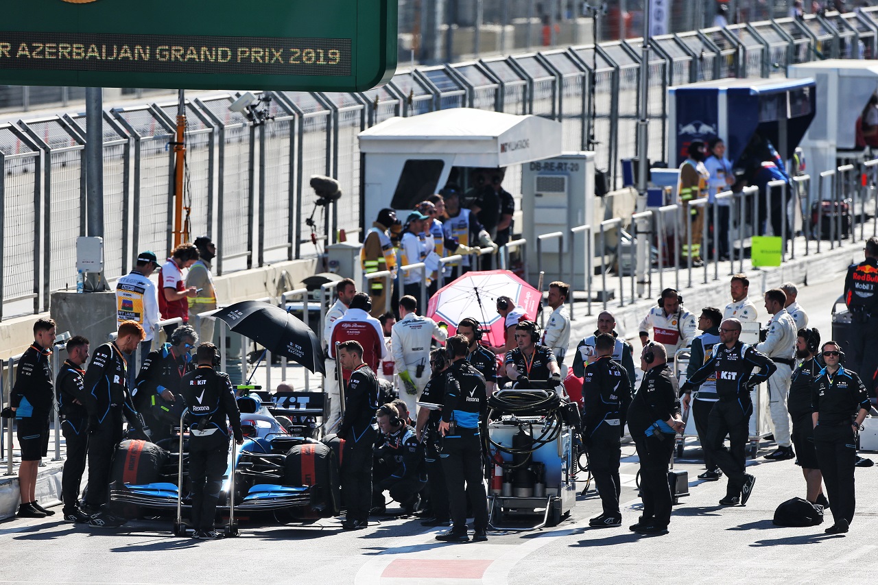 2019年F1第4戦アゼルバイジャンGP　ロバート・クビサ（ウイリアムズ）のスタートの準備をするメカニックたち