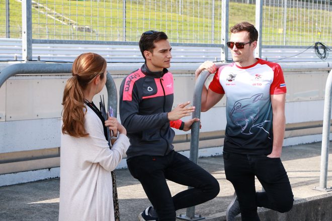 井澤エイミー、アレックス・パロウ、ショーン・ウォーキンショー