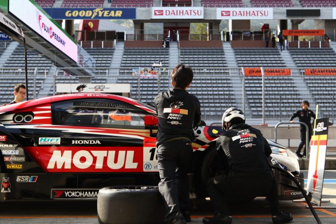 ピット作業の練習を行うMOTUL MUGEN NSX-GTのクルー