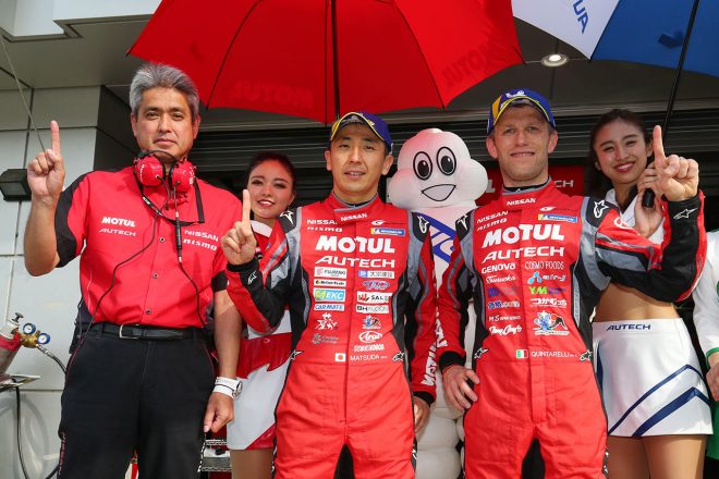 2019年の第2戦富士、GT500クラスポールを獲得したMOTUL AUTECH GT-Rの松田次生(中央)とロニー・クインタレッリ(右)、NISMOの鈴木豊監督(左)