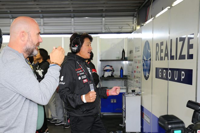 予選をピットで見守っていた近藤真彦監督も、ポール獲得にガッツポーズ