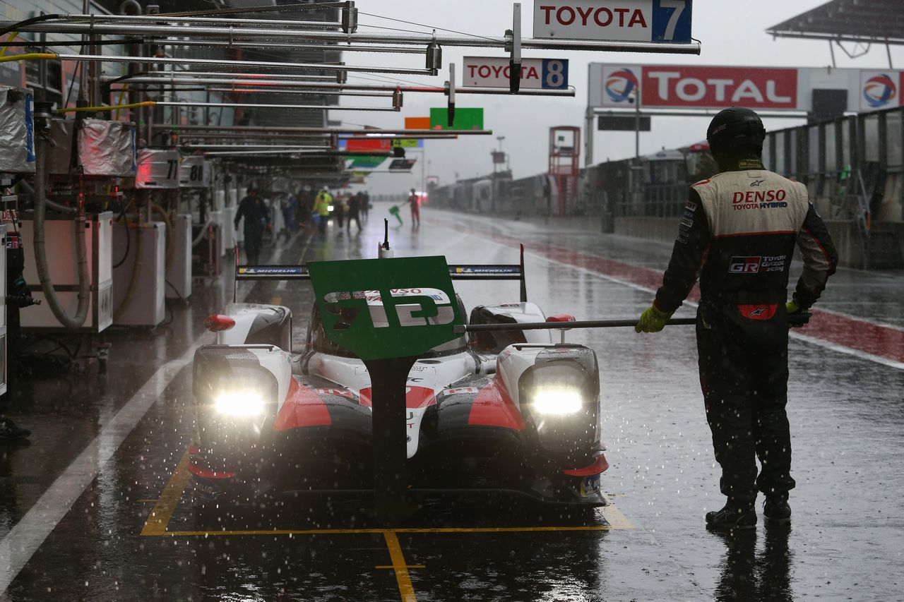 雨のなかピットアウトを待つ7号車トヨタTS050ハイブリッド