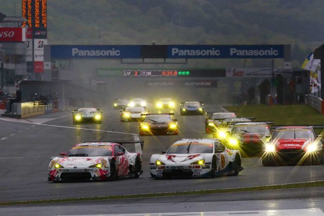 GT300の決勝スタート、HOPPY 86 MCとADVICS マッハ車検 MC86 マッハ号は横並びでTGRコーナーへ