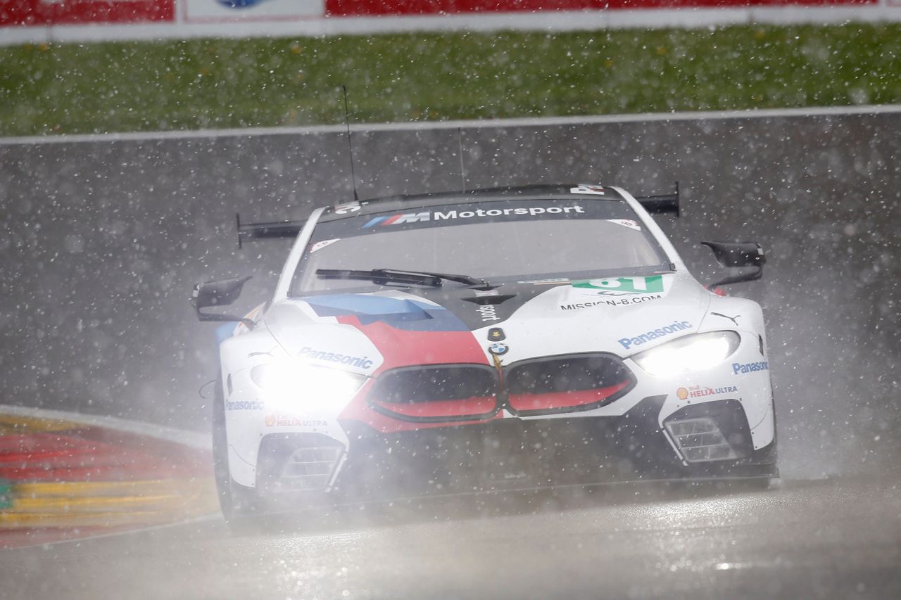 吹雪のなかを走行するBMWチームMTEKの81号車BMW M8 GTE