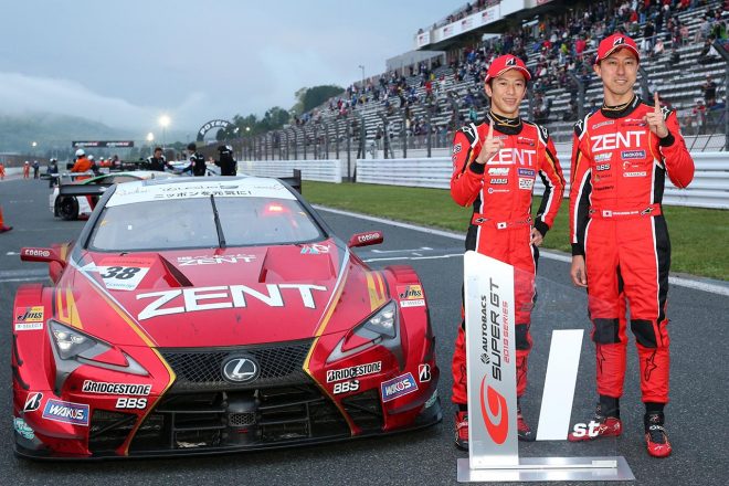 スーパーGT第2戦富士を制したZENT CERUMO LC500の立川祐路と石浦宏明