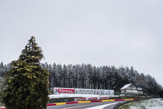 予選日から決勝日の朝にかけて降雪があり、雪が降り積もったスパ・フランコルシャン