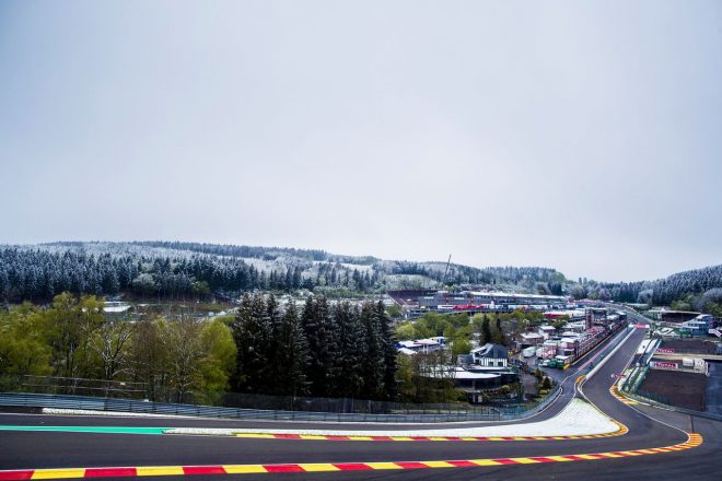 グラスグラベル上に雪が積もったスパ・フランコルシャンのオー・ルージュ