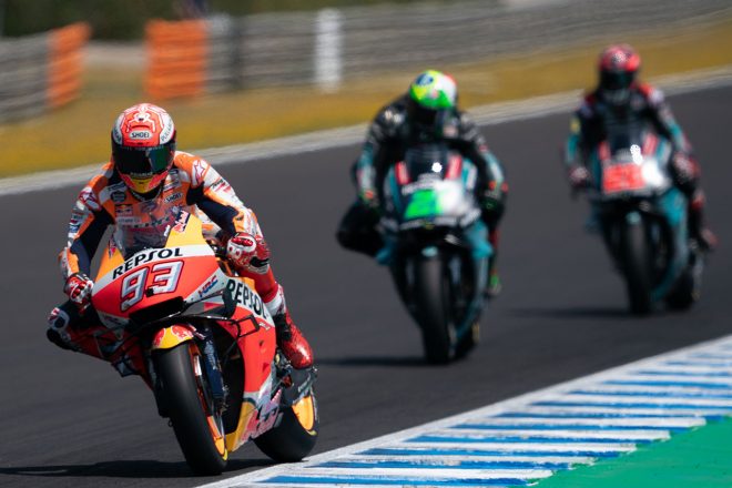 序盤はフロントロウの3人がレースをけん引する