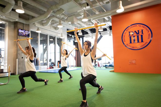 トレーニングを受けるARTA GALSのメンバーたち