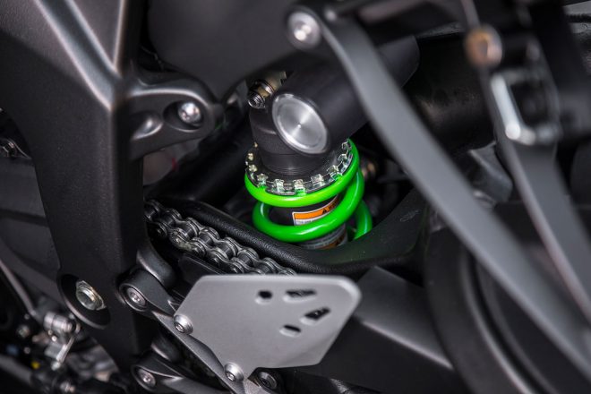 ユニトラック式のリヤサスペンション。ショックユニットはプリロード調節と伸び圧共にダンピング調節機構が備えられている。