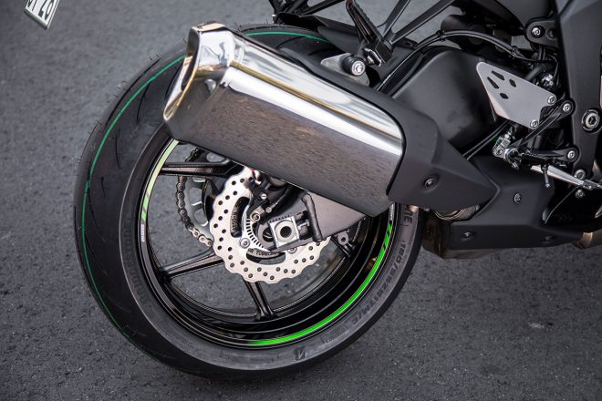 アンダーカウルの中で、カーブを描きながら管長を長くとった4本のエキゾーストパイプはクランクケース下で1本に集合。キャタライザーを経て三角断面の大容量マフラーに導かれる。