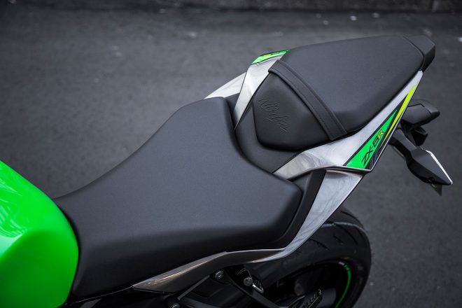 前後段付きのセパレートシート。フロントシートは前方が狭く足つき性が考慮されていた。