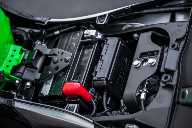 キーロックでフロントシートが脱着できる。バッテリー後部にはETCが標準搭載されていた。中のワイヤーを引くとリヤシートが取り外しできる仕組み。