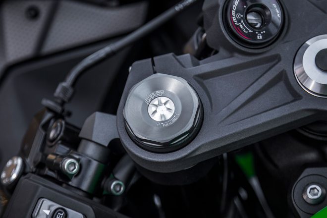 トップブリッジの左はプリロード調節ができる。