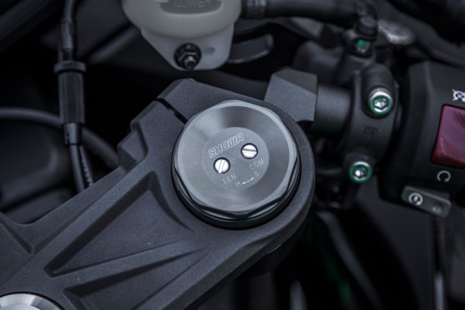 右は伸び圧の減衰調節ができる。