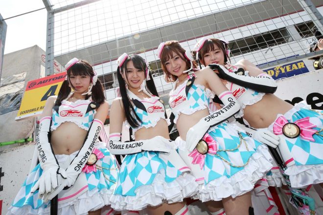 サーキットを彩るGOODSMILE RACING ＆ TeamUKYO レースクイーン