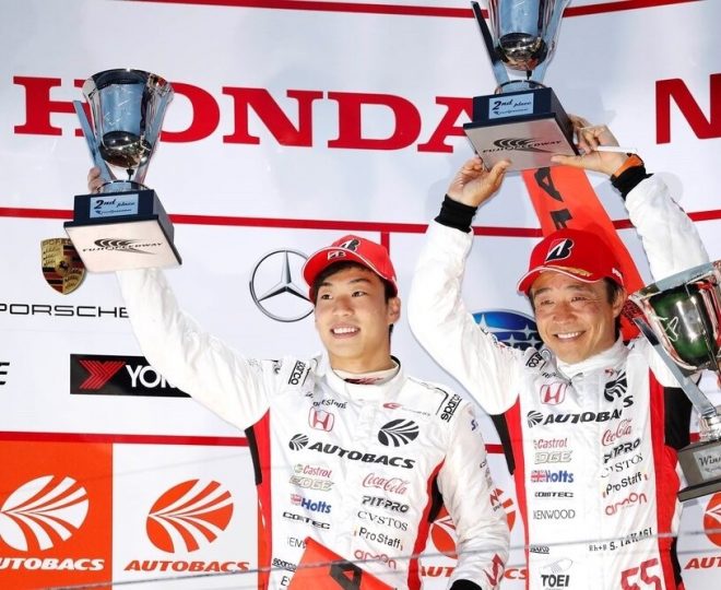 2位のARTA NSX GT3の高木真一（右）と福住仁嶺（左）