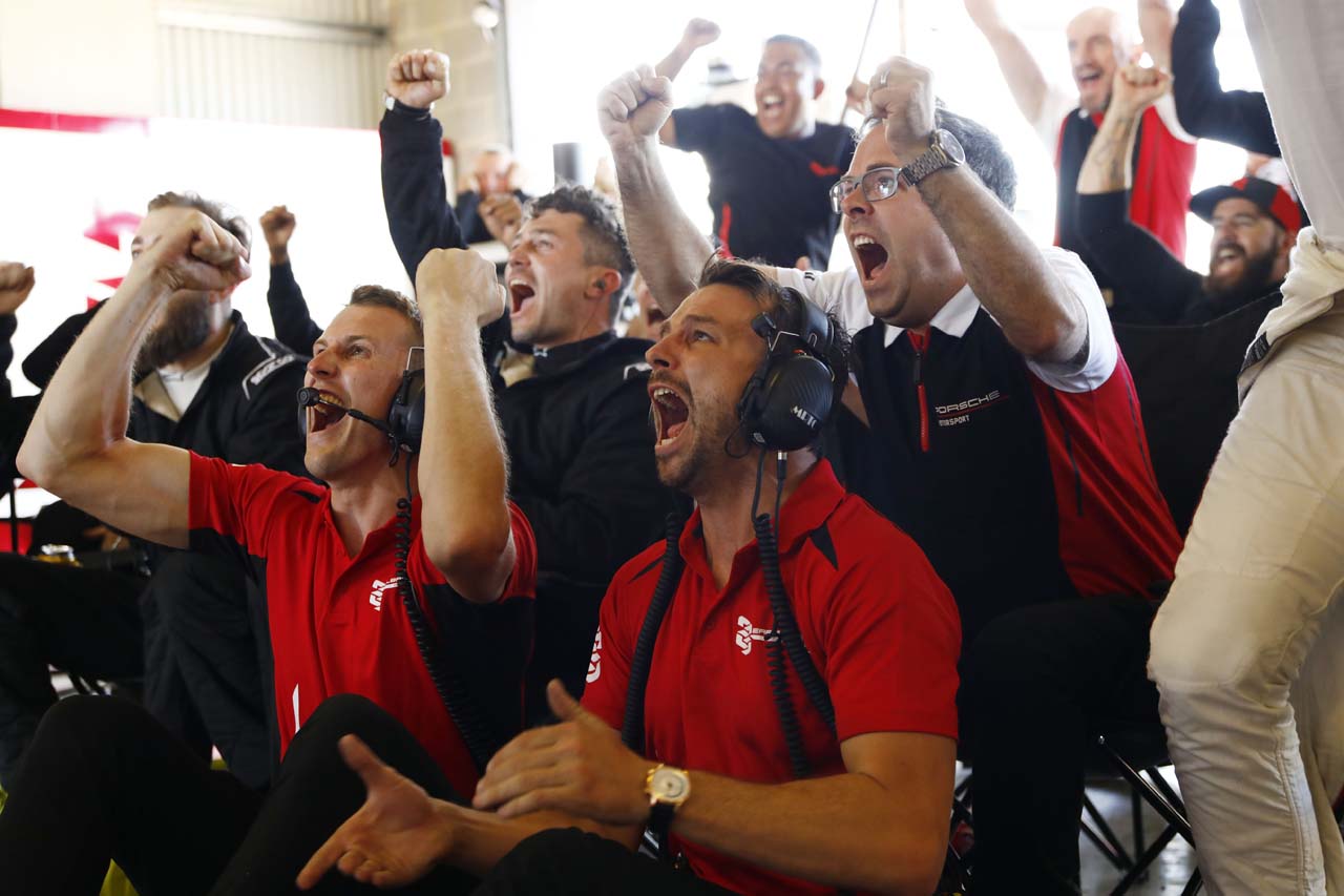 ポジションアップに沸き立つEBMのアール・バンバー代表（手前）