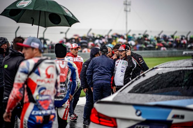 2018年のイギリスGPではグリッドで各チームがウエット路面でのレースの危険性を訴えるシーンも見られた