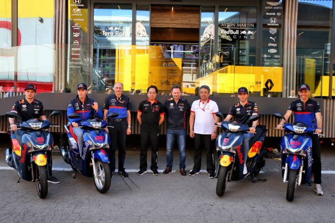 2019年F1第5戦スペインGP　レッドブルカラーのホンダのスクーターをドライバーたちにプレゼント