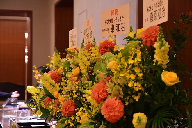 CarGuy Racing壮行会には、株式会社ルーフの取引先から多くの花が贈られた。