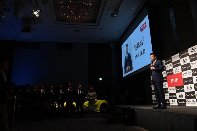 タキシード姿で株式会社ルーフへの感謝を述べる木村武史