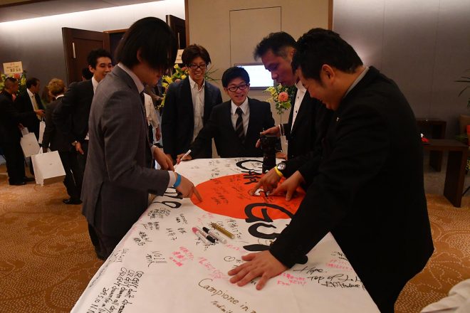 CarGuy Racing壮行会では、日の丸の寄せ書きも。