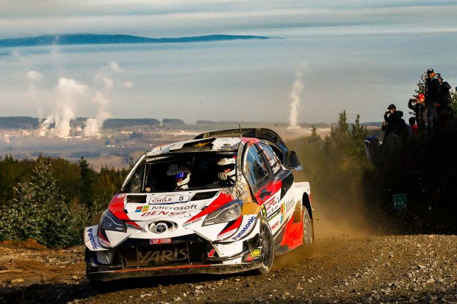 フロントウインドウのない状態で走行したクリス・ミーク（トヨタ・ヤリスWRC）