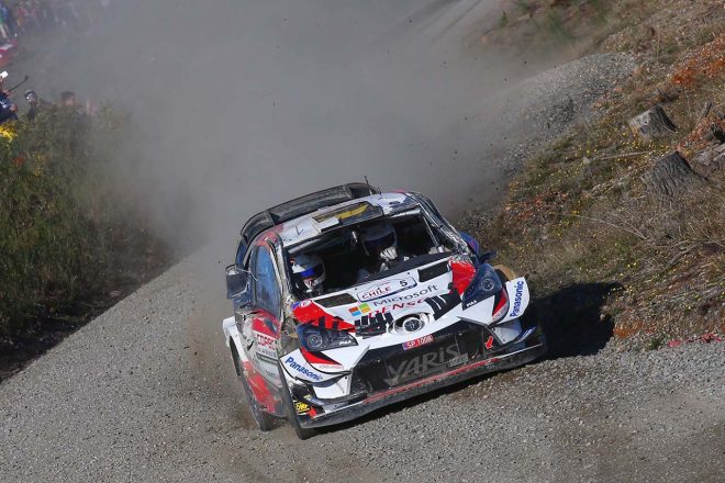 マシンのフロントに大きなダメージを負いながら走行したクリス・ミーク（トヨタ・ヤリスWRC）