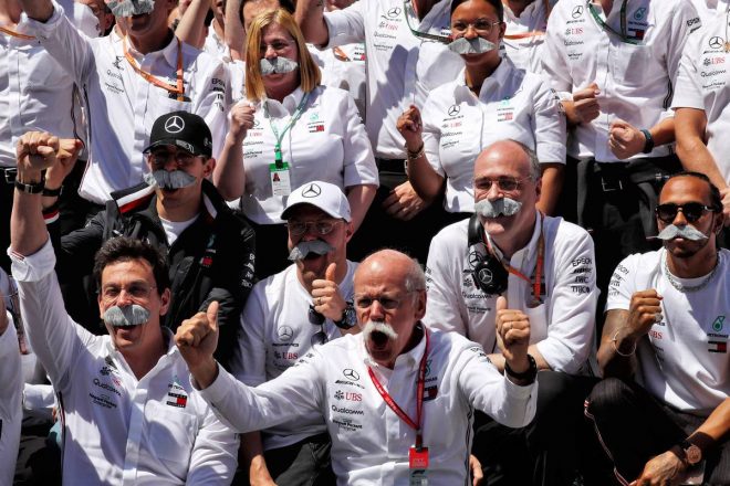 2019年F1第5戦スペインGP　メルセデスチームが、ダイムラーAGのCEOを退任するディーター・ツェッチェ氏の最後のグランプリを祝う。