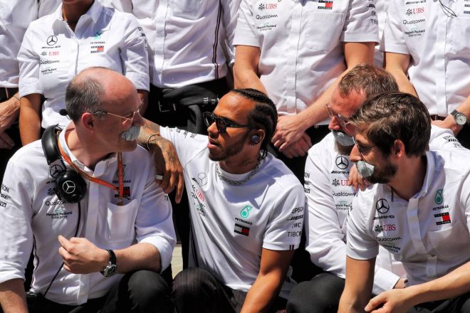 2019年F1第5戦スペインGP　メルセデスチームが、ダイムラーAGのCEOを退任するディーター・ツェッチェ氏の最後のグランプリを祝う。