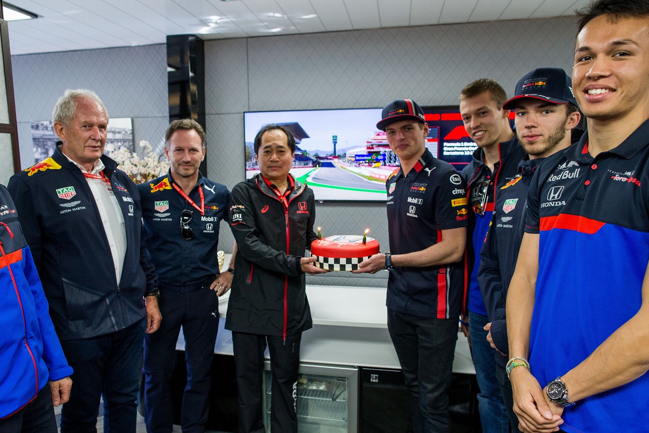 2019年F1第5戦スペインGP　レッドブルとトロロッソがホンダ田辺TDの誕生日を祝う