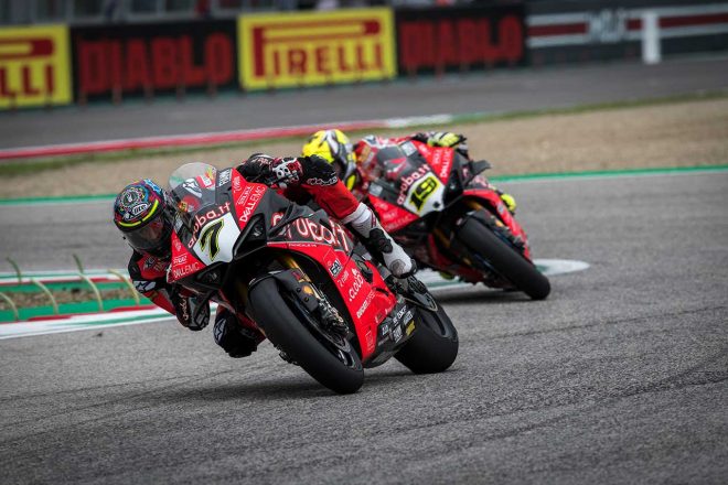 序盤に3番手に後退するも、バウティスタを交わして2番手に浮上したデイビス