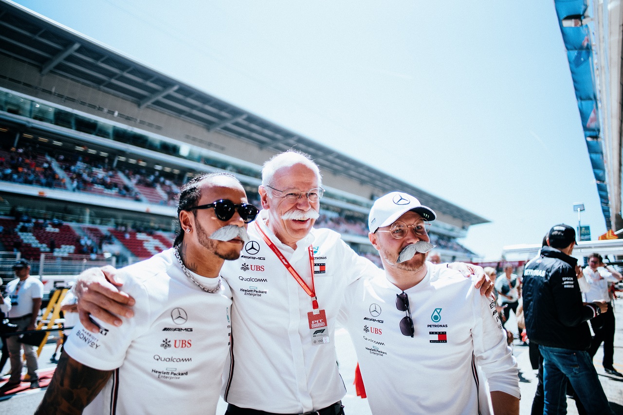 2019年F1第5戦スペインGP　ルイス・ハミルトンとバルテリ・ボッタスが1－2。今季退任するダイムラーのディーター・ツェッチェCEOとメルセデスの勝利を祝う