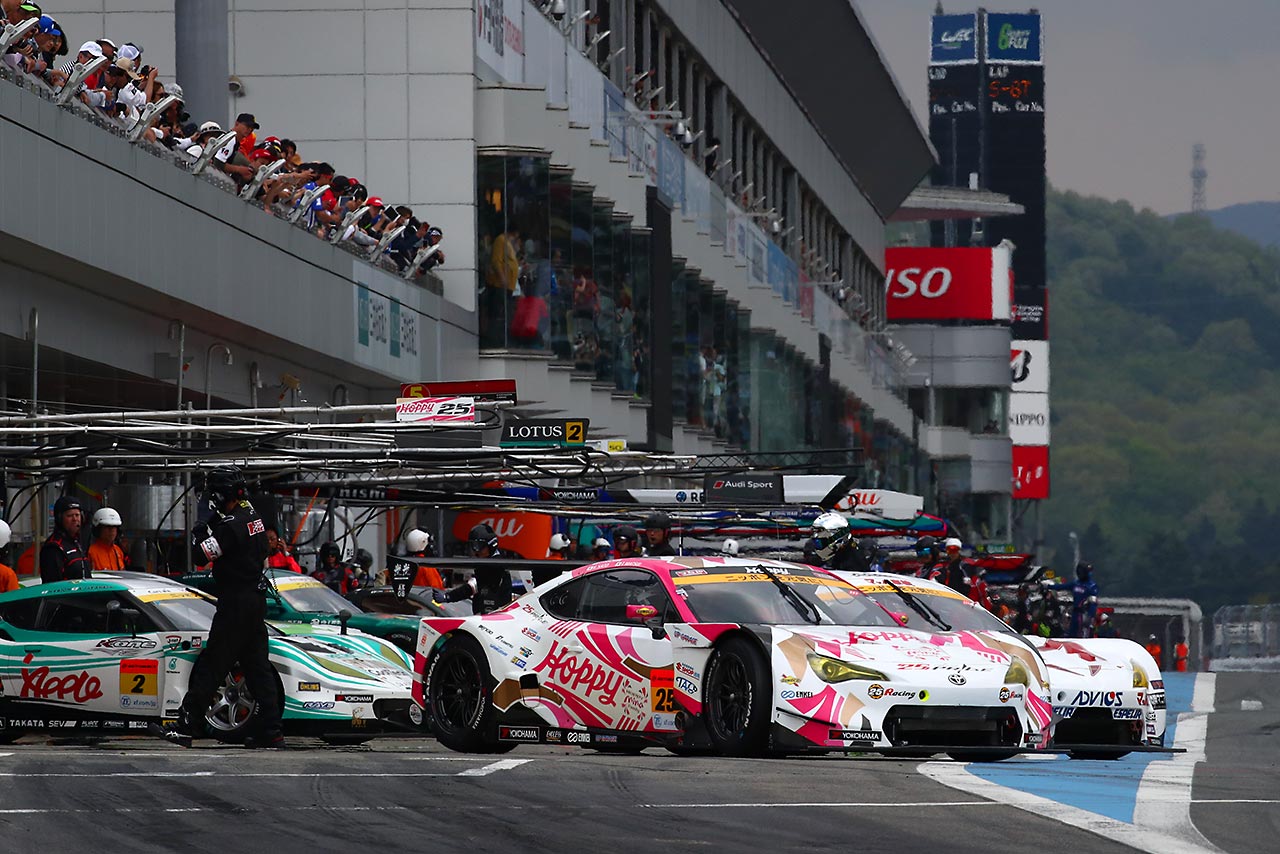 2019年スーパーGT第2戦富士　ピットアウトするHOPPY 86 MCとADVICS マッハ車検 MC86 マッハ号