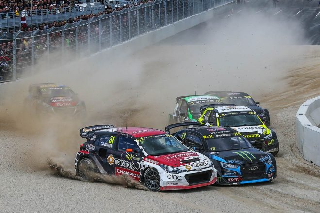 ファイナルの1コーナー、トップの2台が交錯した隙を突いて3番手のティミジヤノフがトップへ