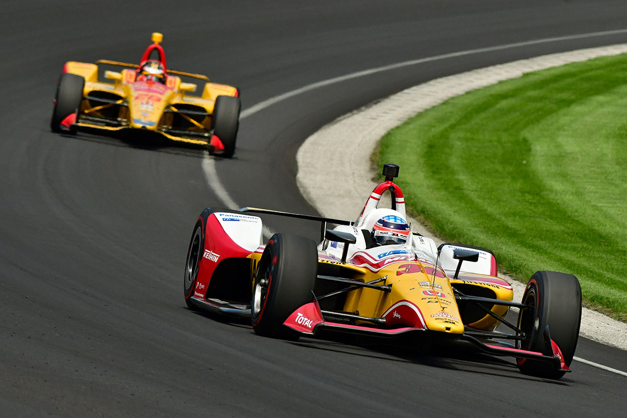 インディアナポリス・モータースピードウェイを走行する佐藤琢磨