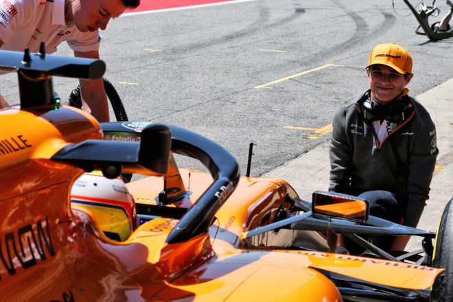 2019年F1バルセロナ・インシーズンテスト2日目　ジャッキマンを務めるランド・ノリス（マクラーレン）