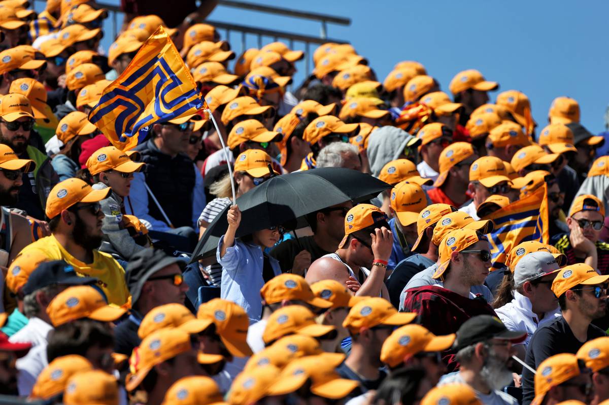 母国GPで盛り上がるカルロス・サインツ応援席