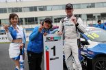 TCRジャパンシリーズ初のウイナーとなったマシュー・ホーソンとKCMG土居隆二監督