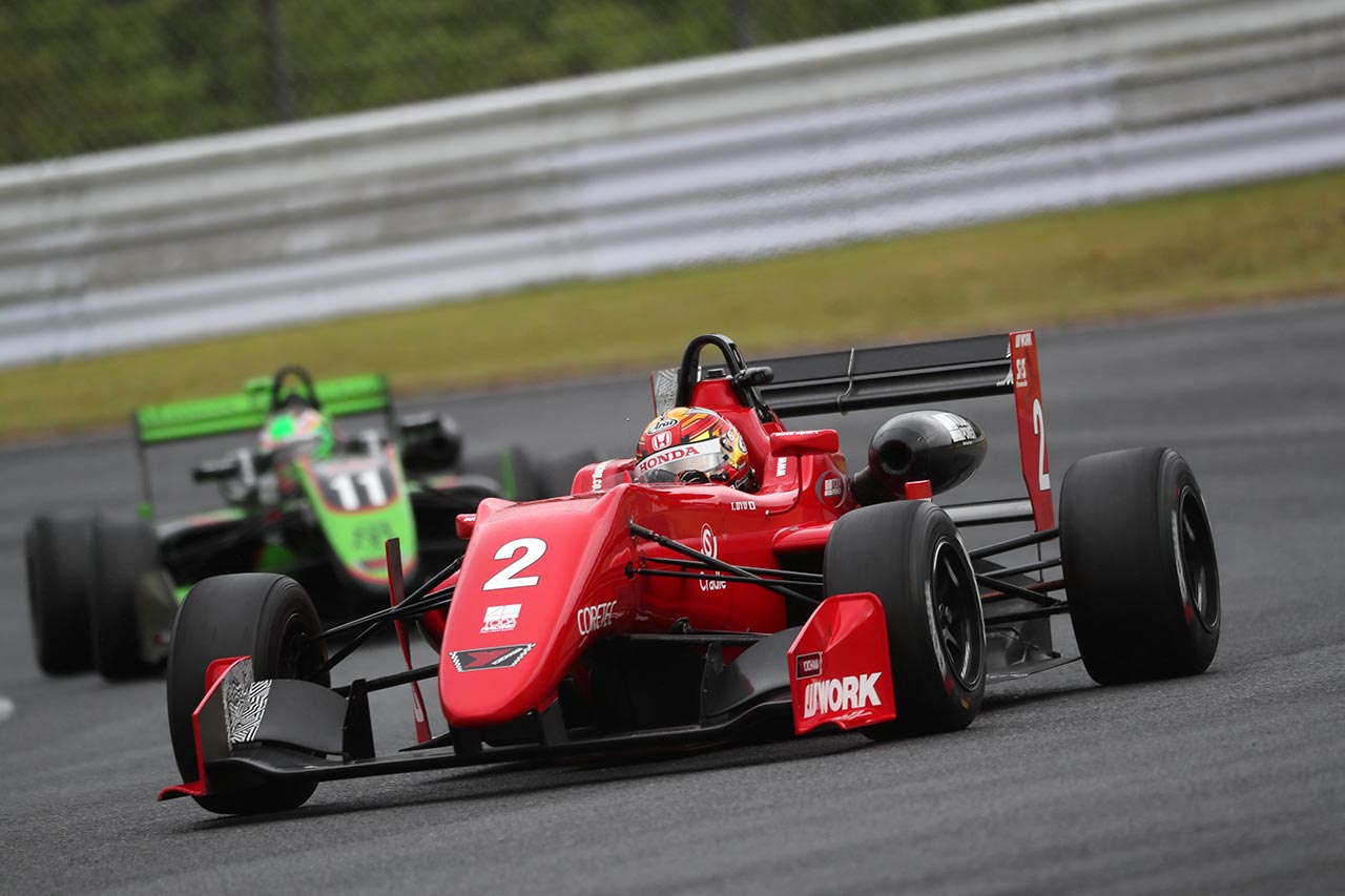 序盤トップに立ち、16周に渡ってフェネストラズを先行した大湯都史樹