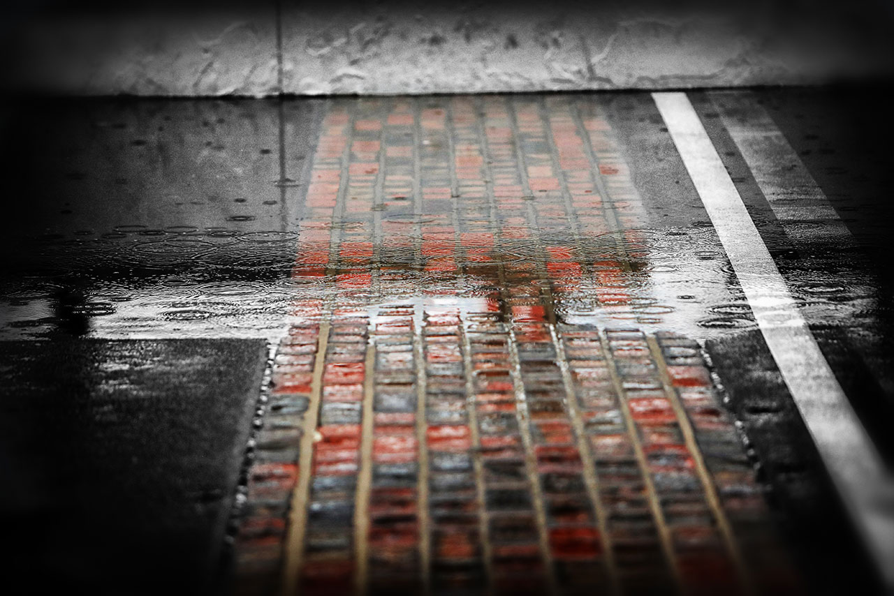 インディアナポリス・モータースピードウェイのブリックヤードを雨が濡らす