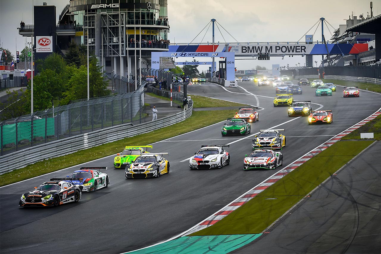 ニュルブルクリンク24時間の予選レースのスタートシーン