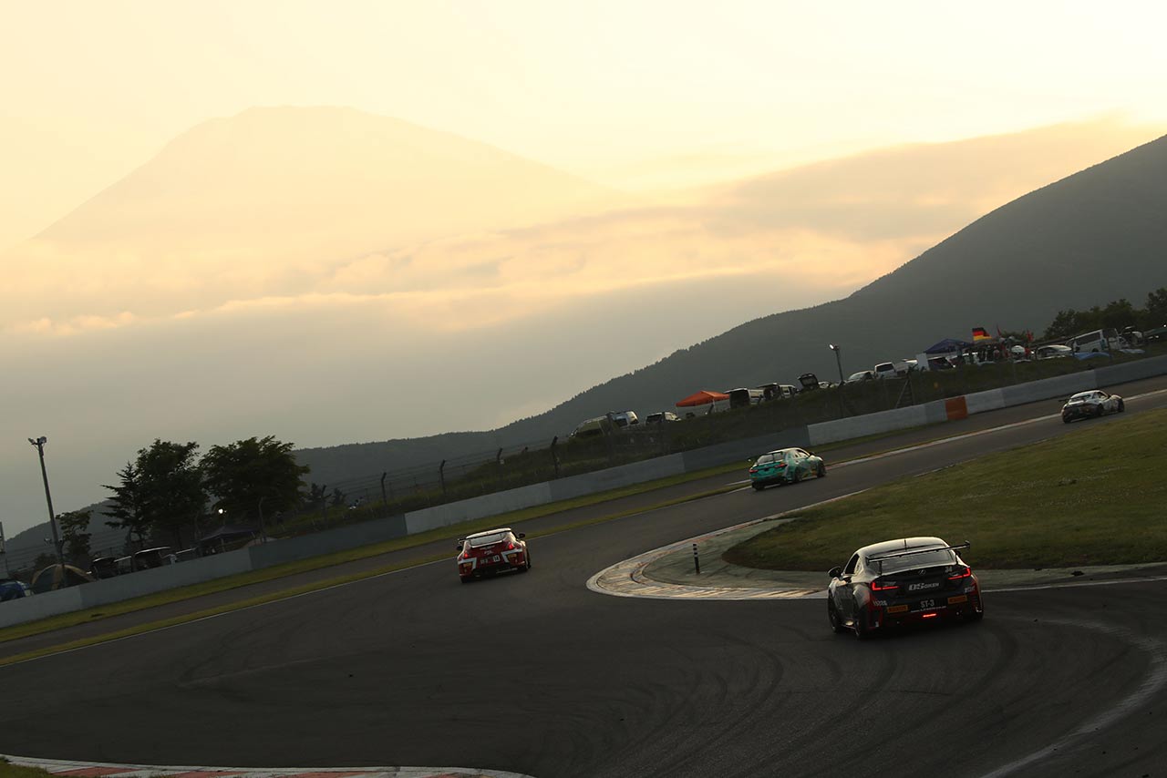 夕焼けに照らされた富士山。コンディションが良ければ、さらにはっきりと姿を写真に収められるはずだ