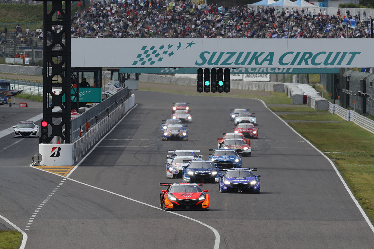 2018年に行われたスーパーGT第3戦鈴鹿、レーススタートの場面