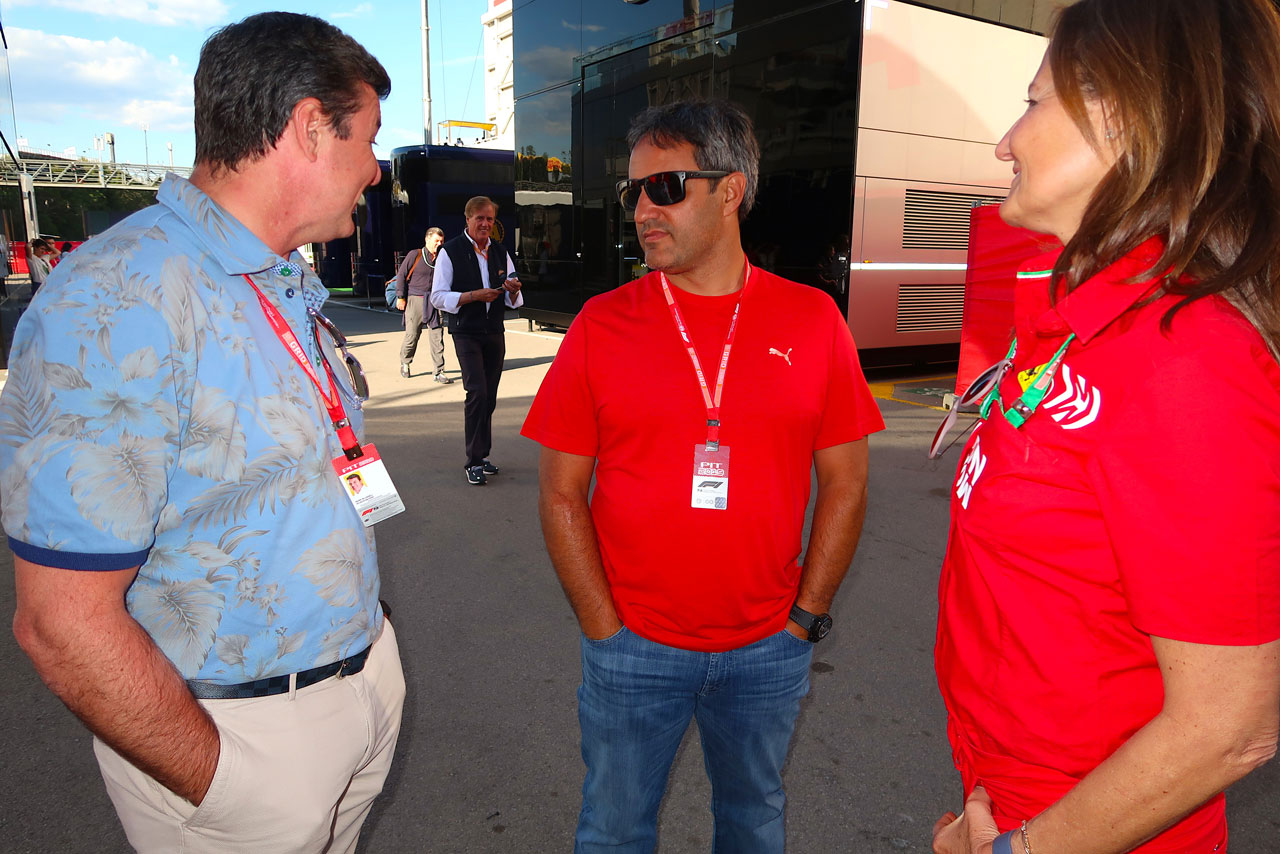 2019年F1第5戦スペインGP ファン・パブロ・モントーヤ（中央）と談笑するマーク・ブランデル（左）